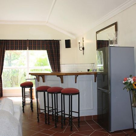 Camelot In Constantia Bed & Breakfast Cape Town Bagian luar foto