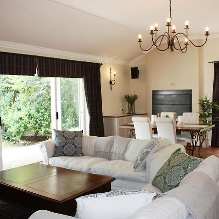 Camelot In Constantia Bed & Breakfast Cape Town Bagian luar foto