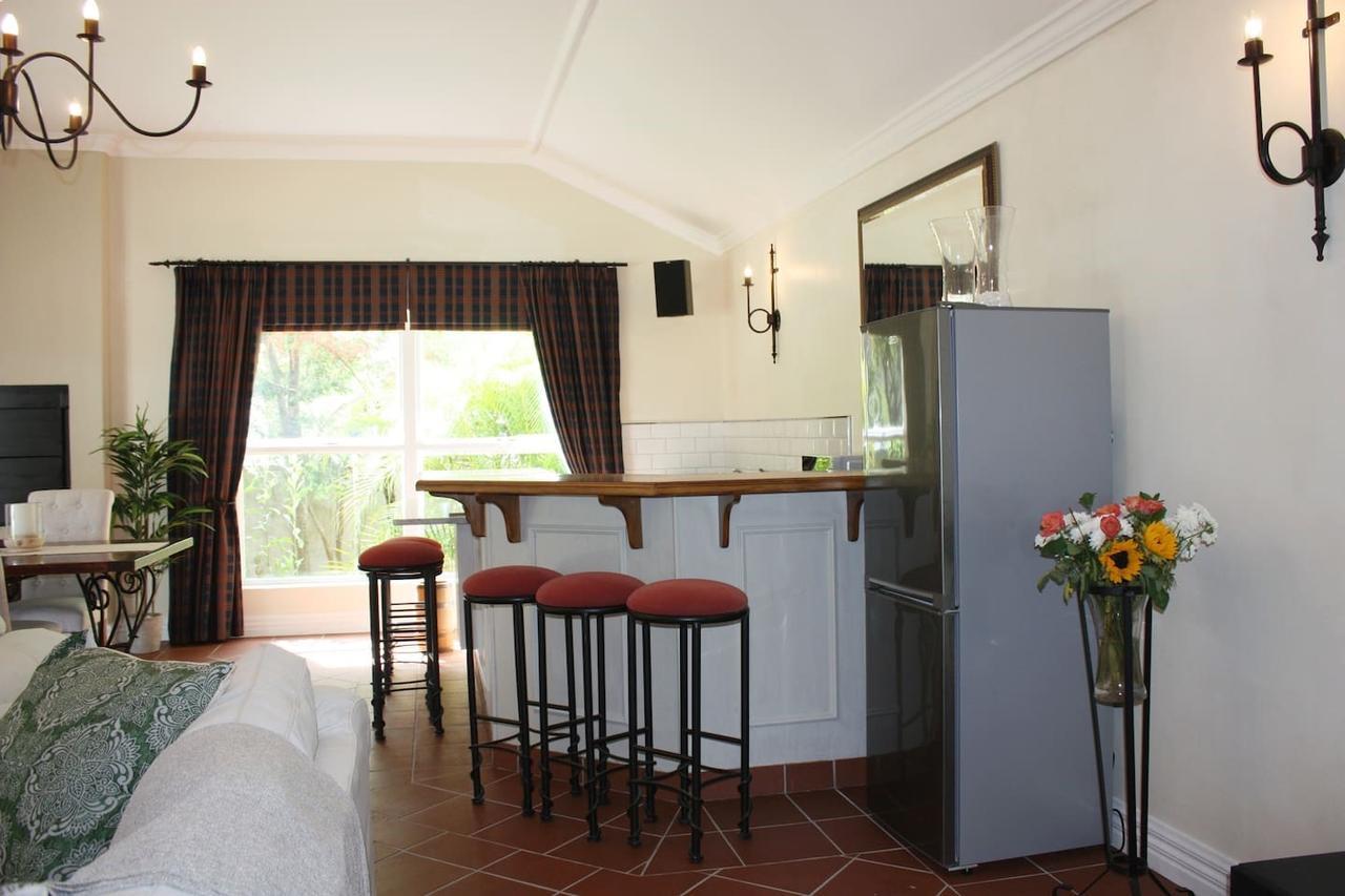 Camelot In Constantia Bed & Breakfast Cape Town Bagian luar foto