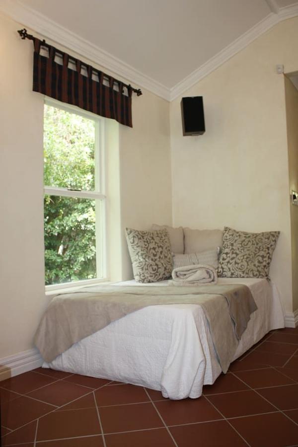Camelot In Constantia Bed & Breakfast Cape Town Bagian luar foto
