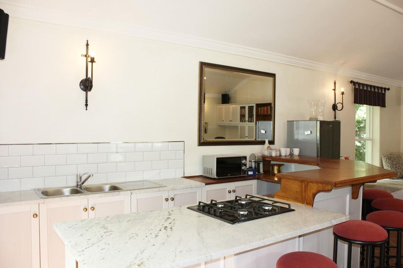 Camelot In Constantia Bed & Breakfast Cape Town Bagian luar foto