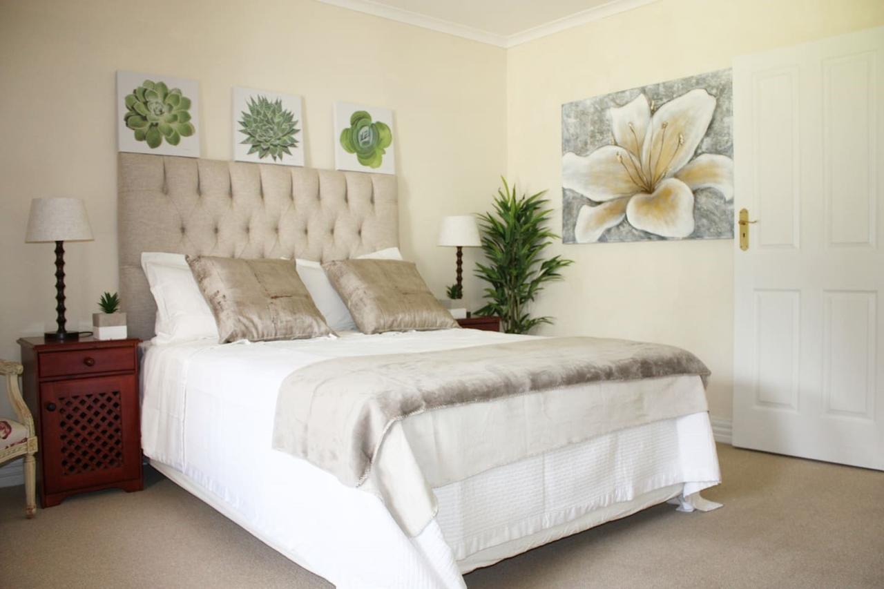 Camelot In Constantia Bed & Breakfast Cape Town Bagian luar foto