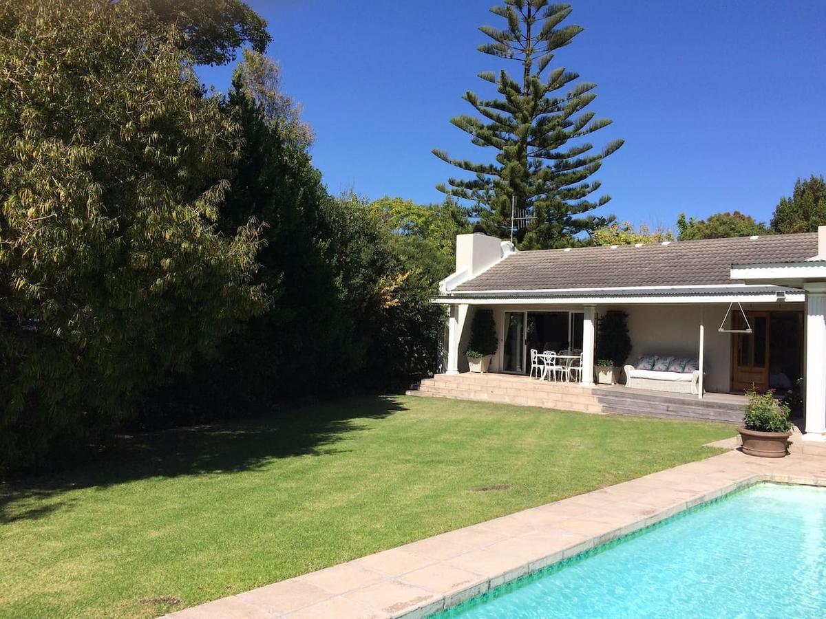 Camelot In Constantia Bed & Breakfast Cape Town Bagian luar foto