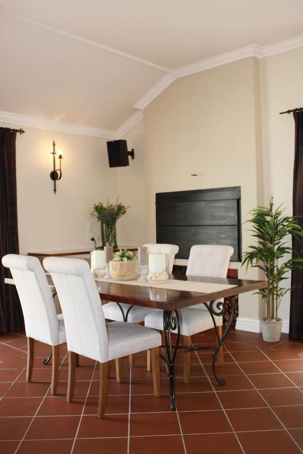 Camelot In Constantia Bed & Breakfast Cape Town Bagian luar foto