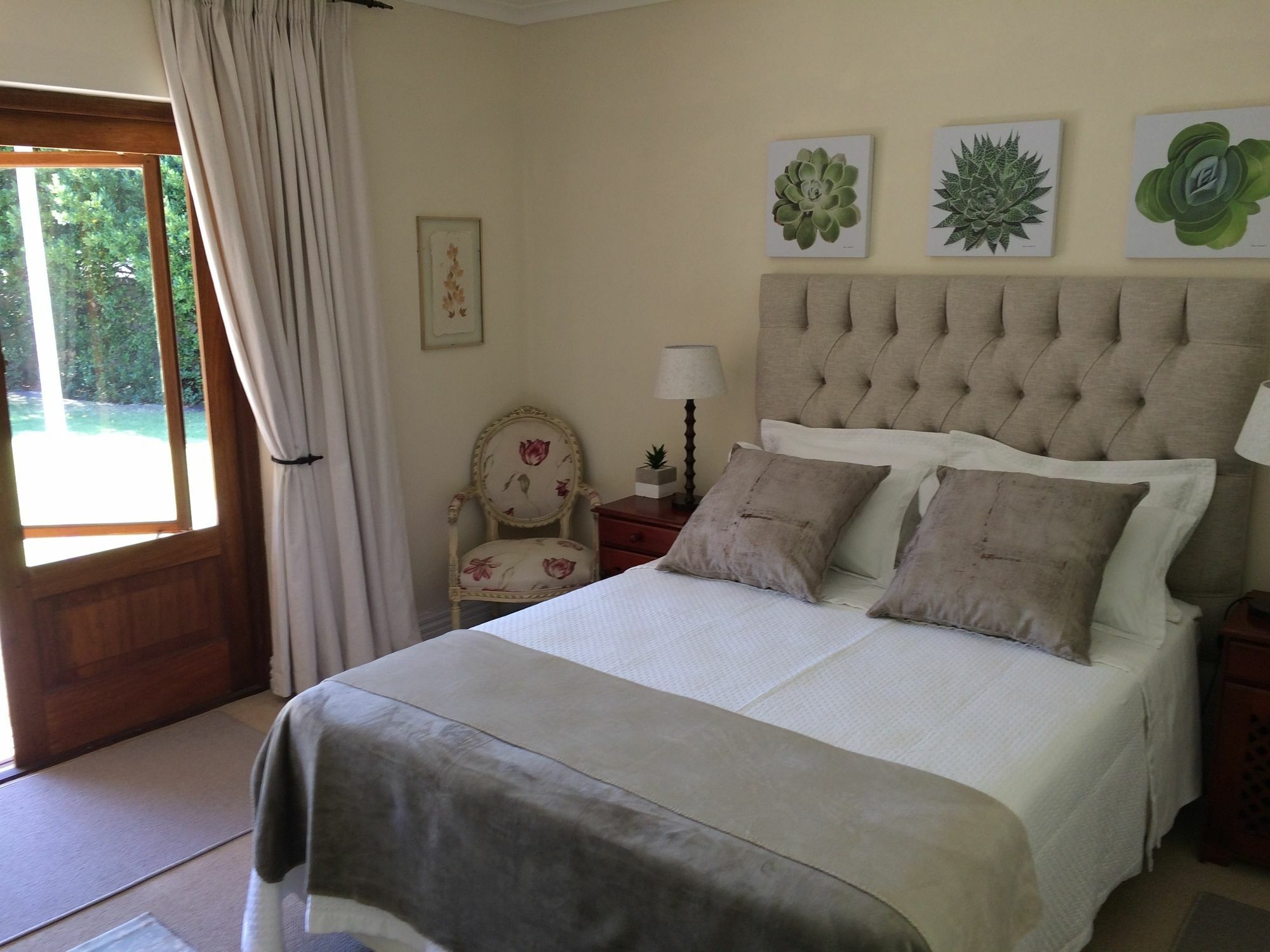 Camelot In Constantia Bed & Breakfast Cape Town Bagian luar foto